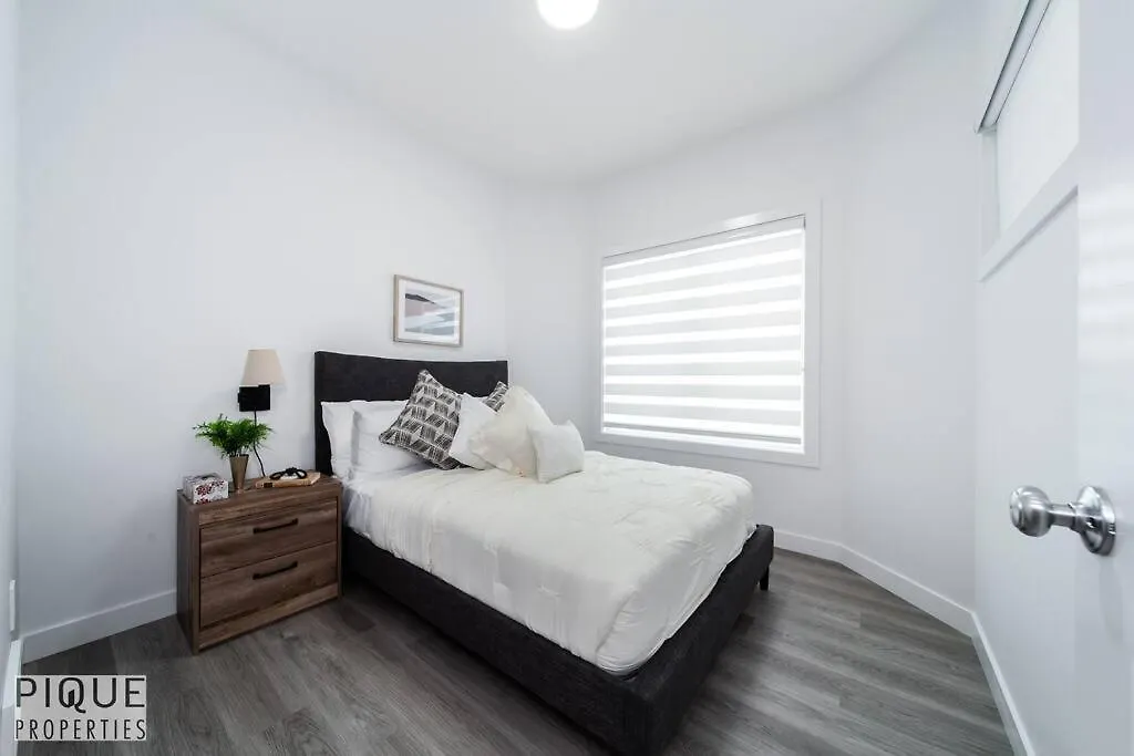 Urbanutopia*Luxury Home*King Bed*Patio/Bbq*Sleep16 Edmonton Canada